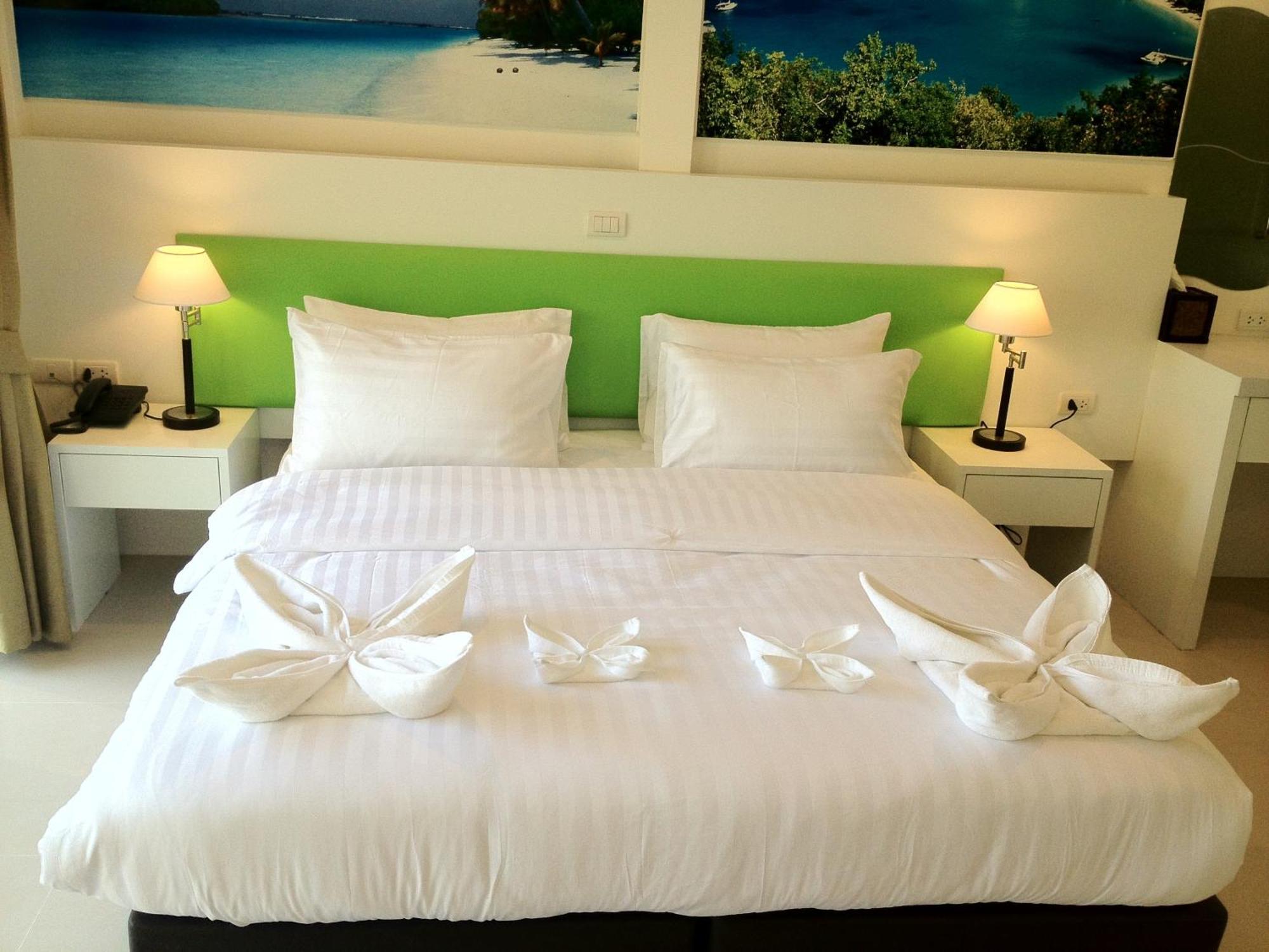 Armoni Patong Beach Hotel Exterior foto